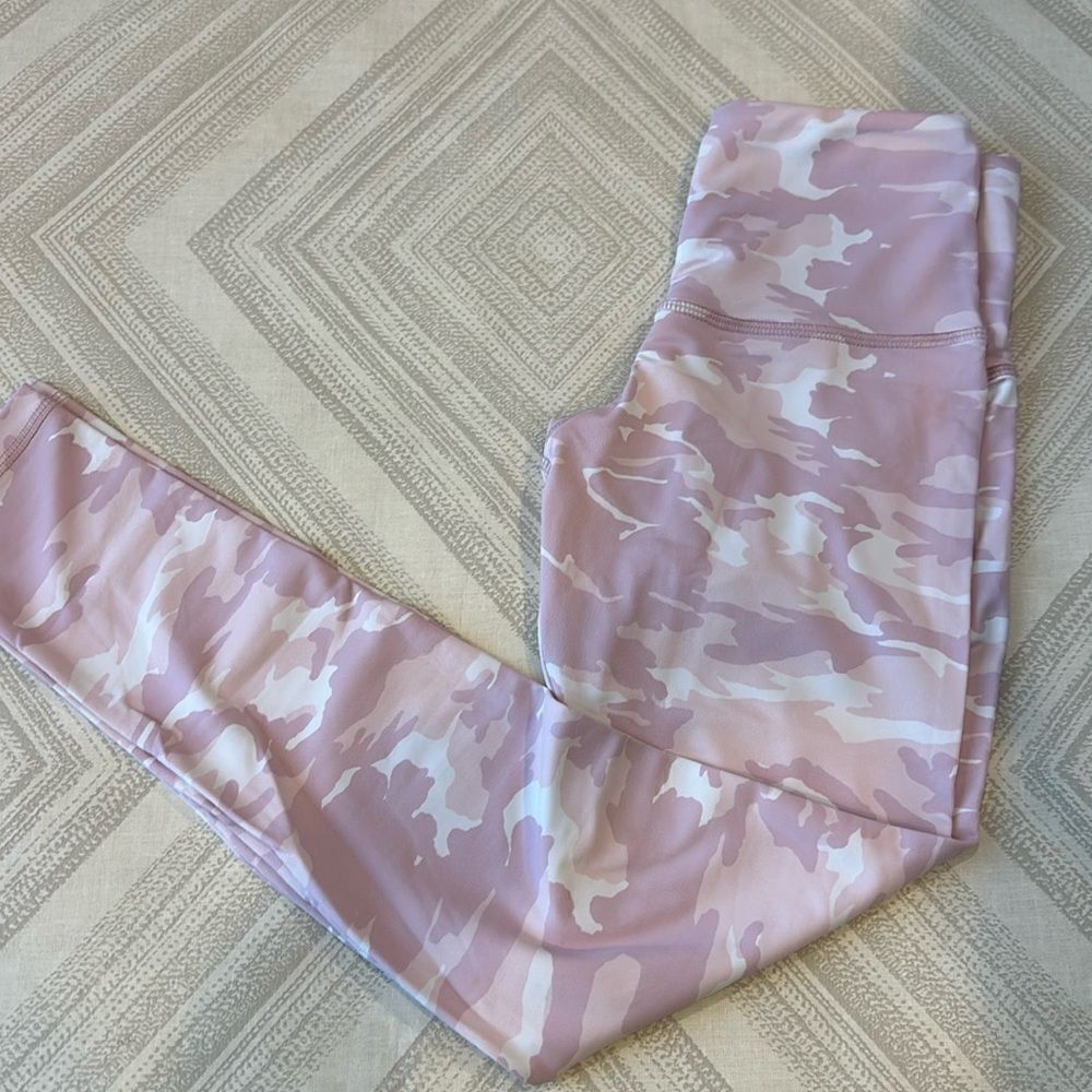 Strut This Women’s Pink & White Camouflage Leggings